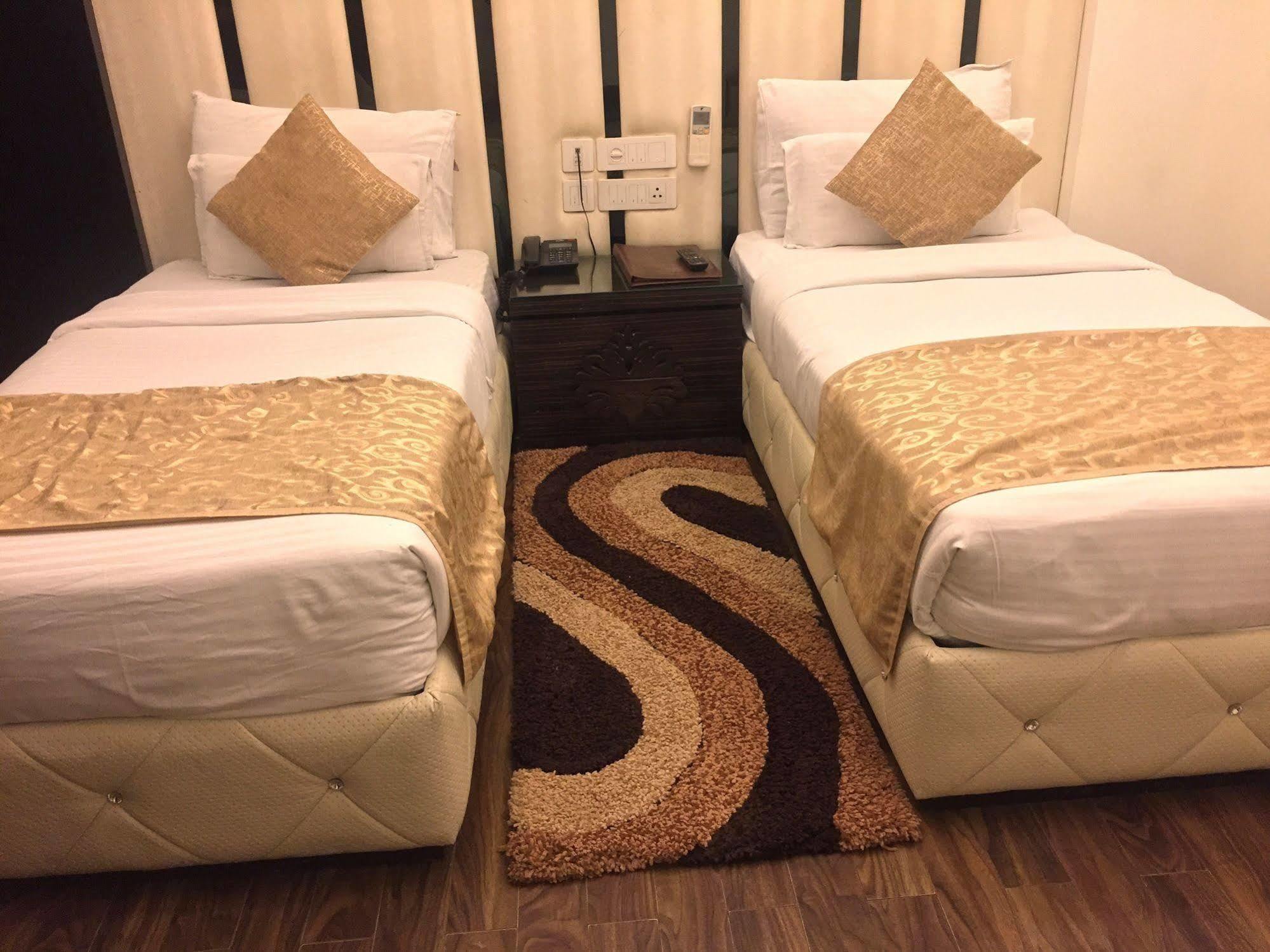 דלהי Hotel Metro View מראה חיצוני תמונה