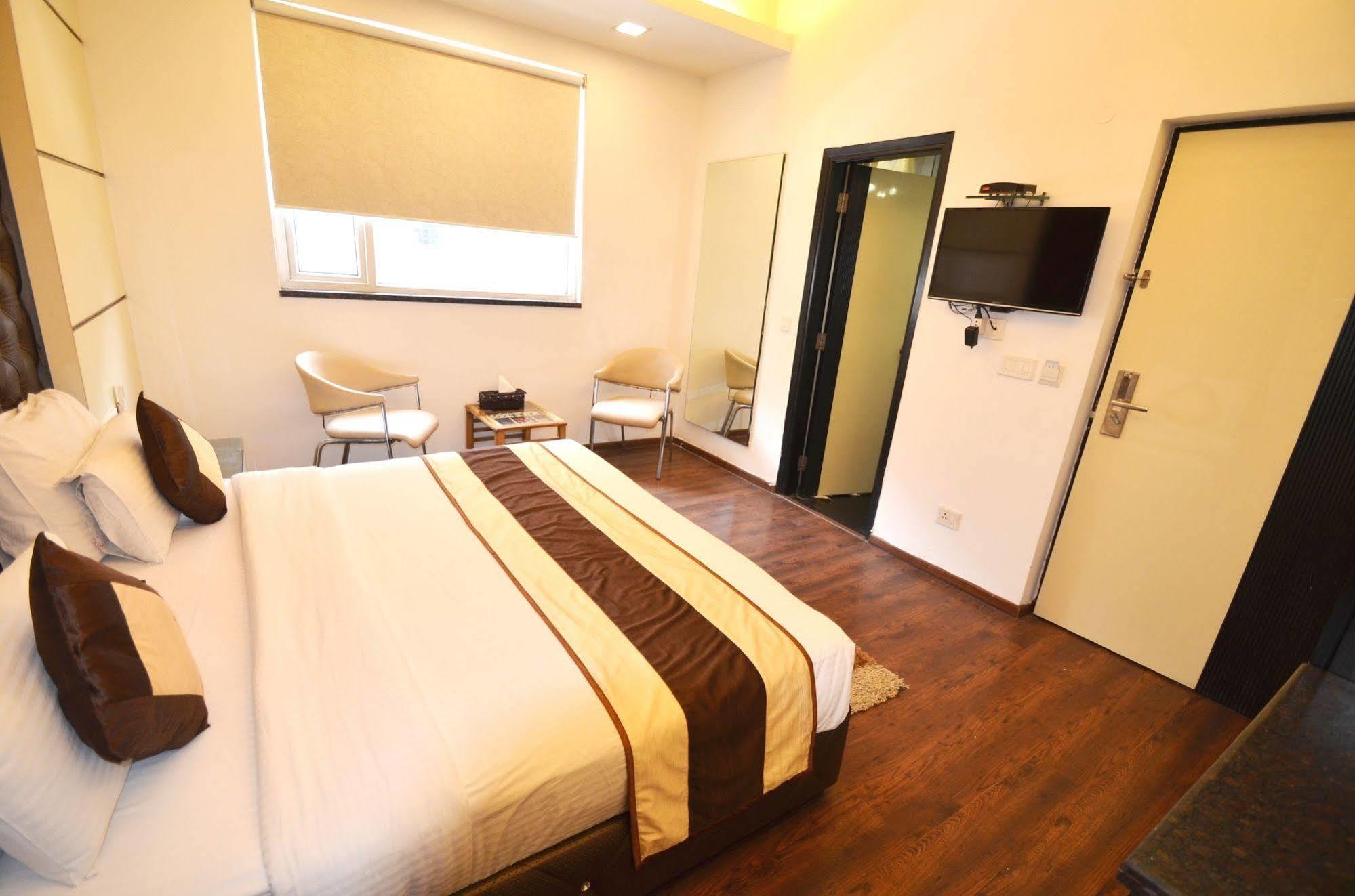 דלהי Hotel Metro View מראה חיצוני תמונה
