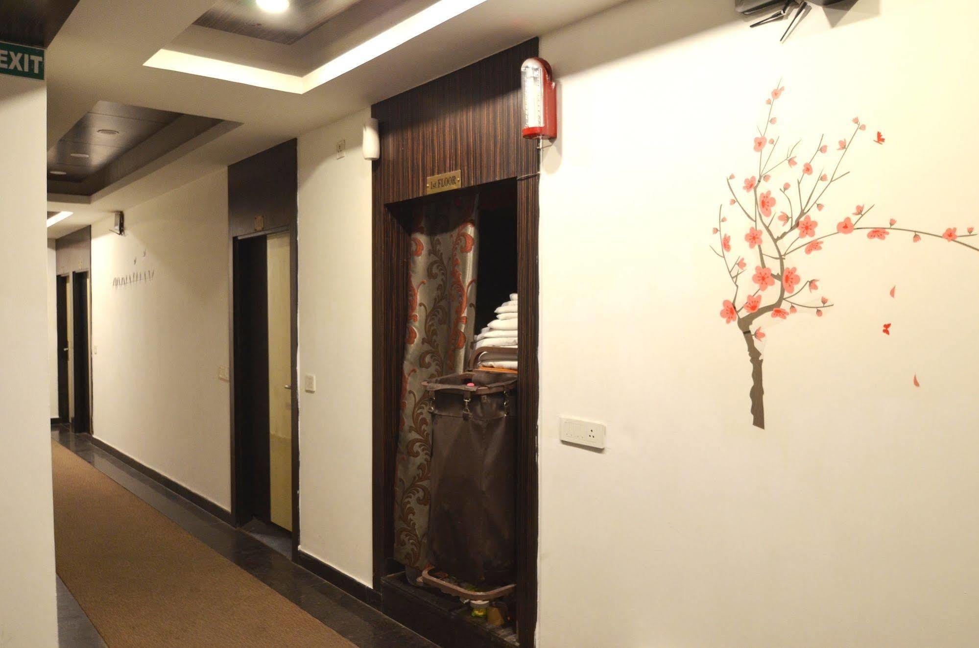 דלהי Hotel Metro View מראה חיצוני תמונה